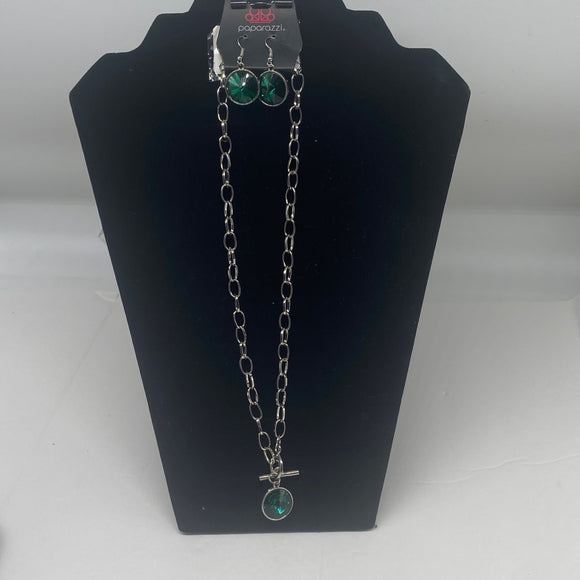 Paparazzi Jewelry She Sparkles On Green Necklace Item 63N